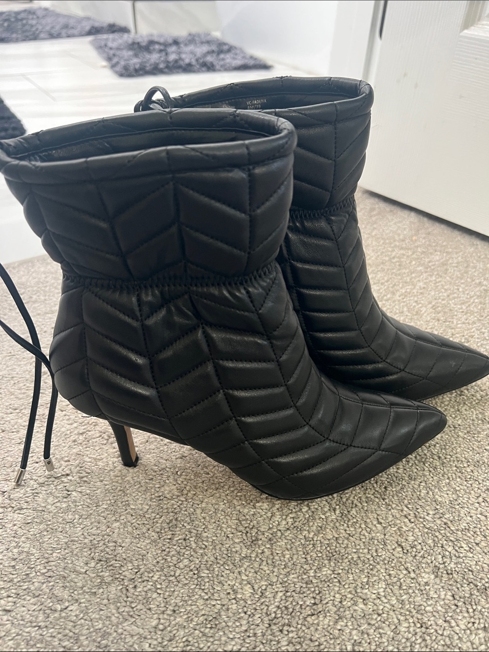 Vince Camuto Faderik Black Leather Quilted Pointed Toe Boots Size 8